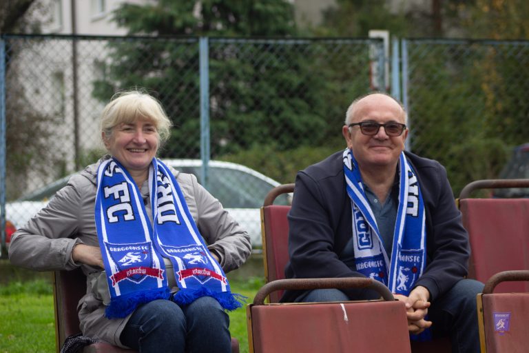 A couple sitting on the stands at Tramwaj vs Krakow Dragoons FC